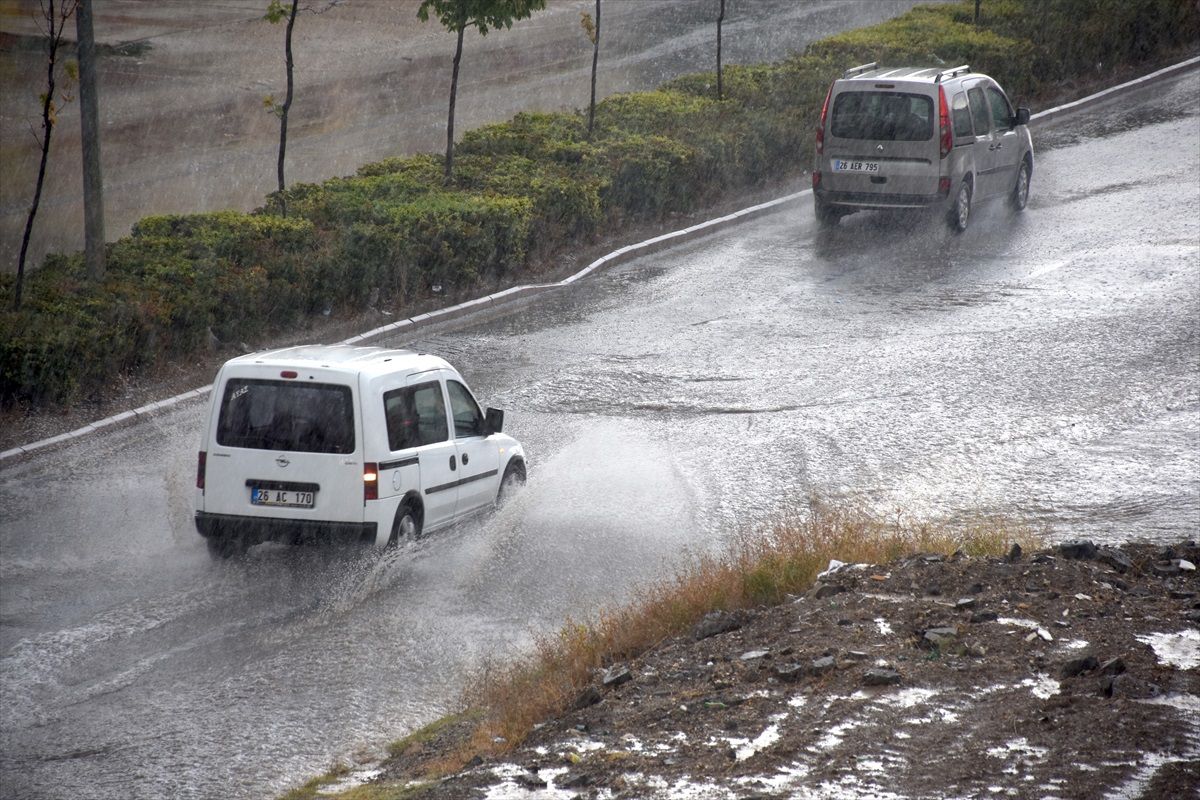 Eskişehir\'de Kuvvetli Yağış Hayatı Olumsuz Etkiledi