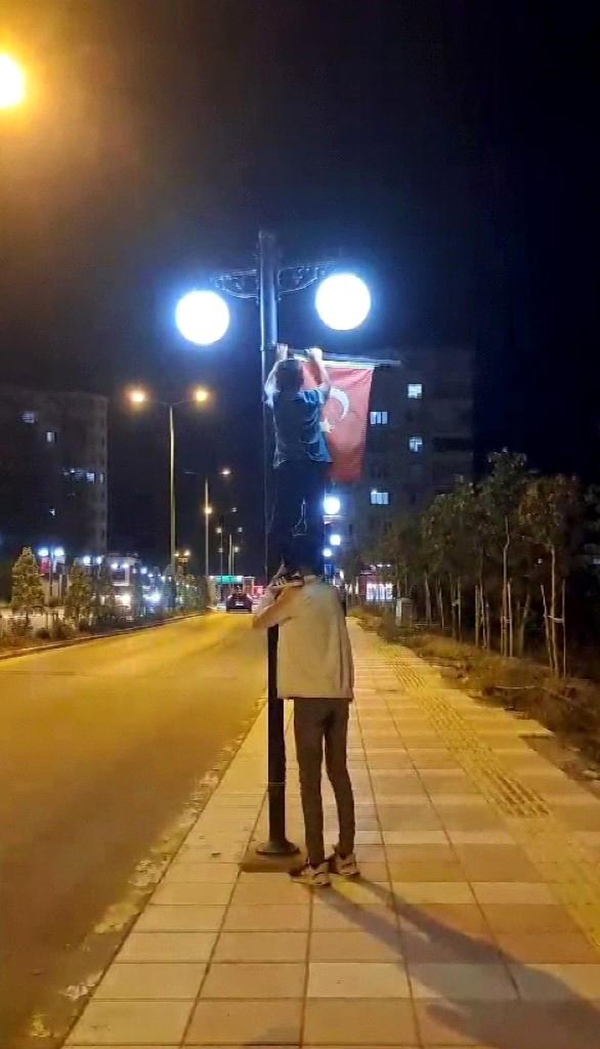 Yozgat\'ta Gençlerin Duygusal Anı: Bayrağı Düzeltme Mücadelesi