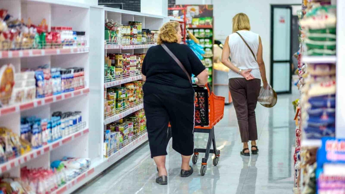 Seferihisar Belediyesi\'nin Halk Market ve Halk Giyim Mağazaları İlgi Görüyor