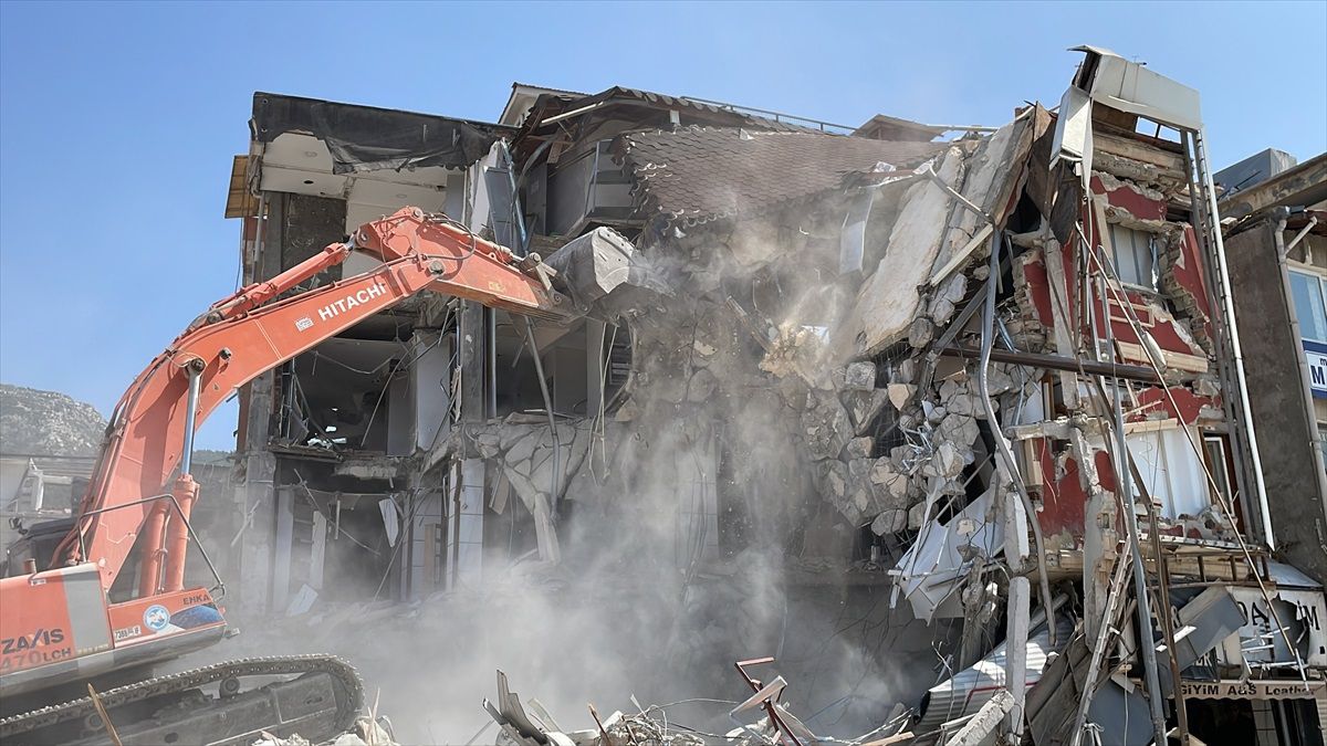 Hatay\'da depremden etkilenen binaların kontrollü yıkımı devam ediyor