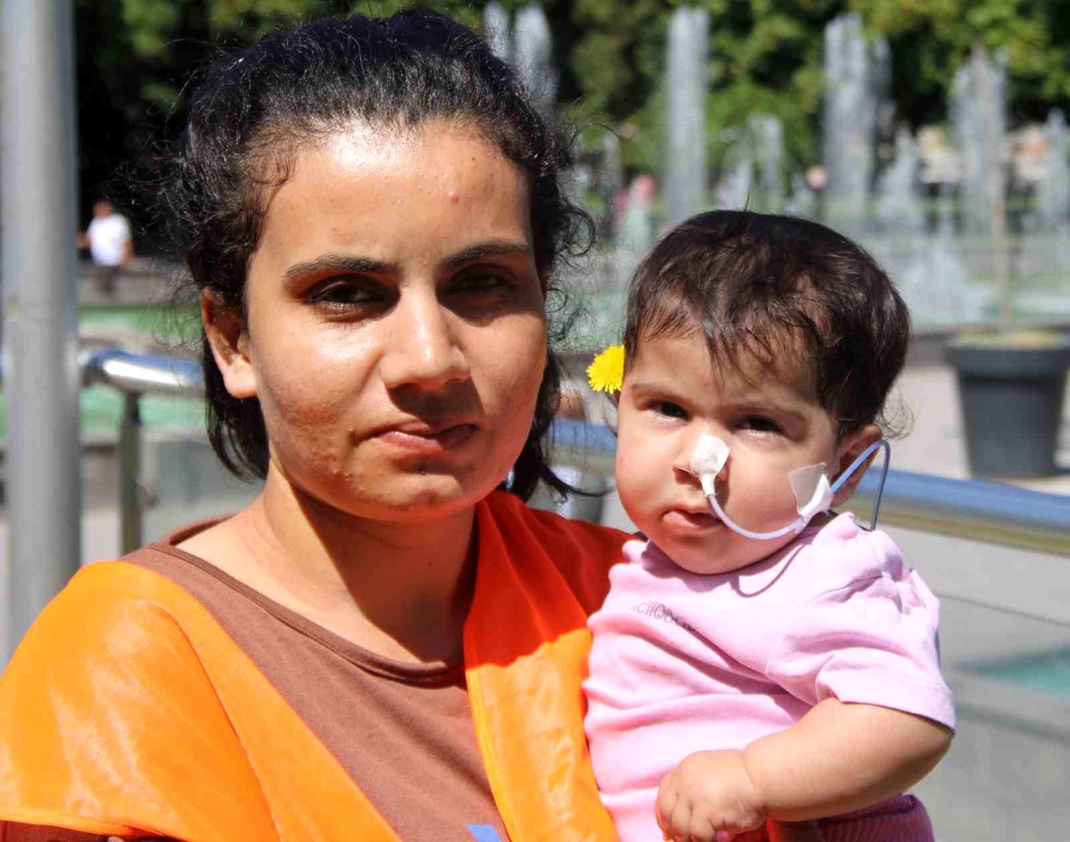 Depremde bir bebek hayatını kaybetti, diğeri için mücadele devam ediyor