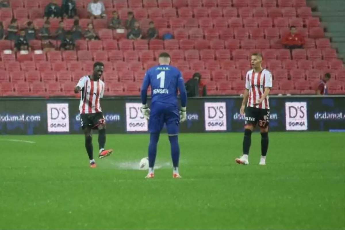 Samsunspor-İstanbulspor maçı sağanak yağış nedeniyle durdu