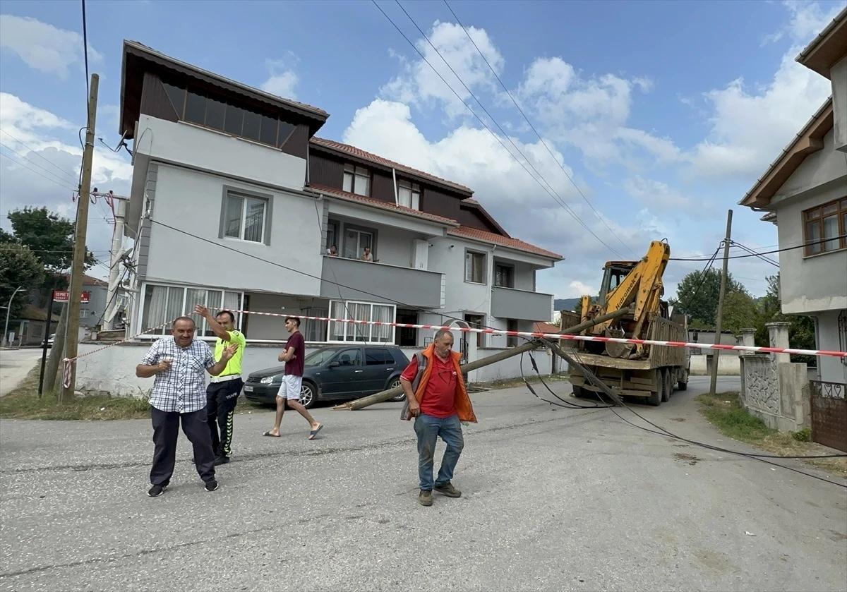 Düzce\'de Kamyonun İş Makinesi Kablolara Takıldı: 3 Telefon Direği Yıkıldı