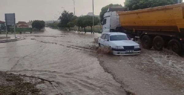 Kayseri'de sağanak yağış nedeniyle sel meydana geldi