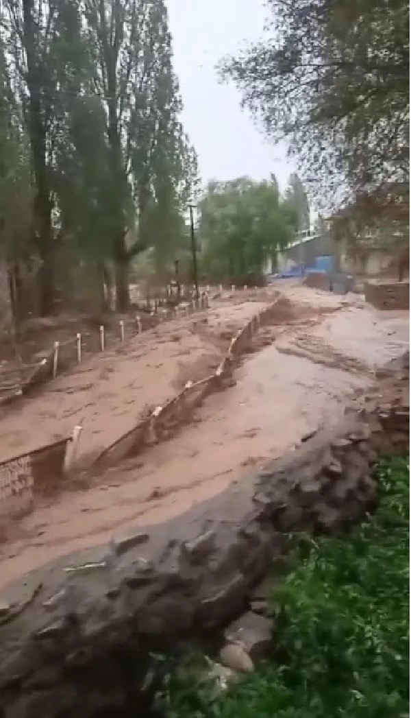 Kayseri'de sağanak yağış nedeniyle sel meydana geldi