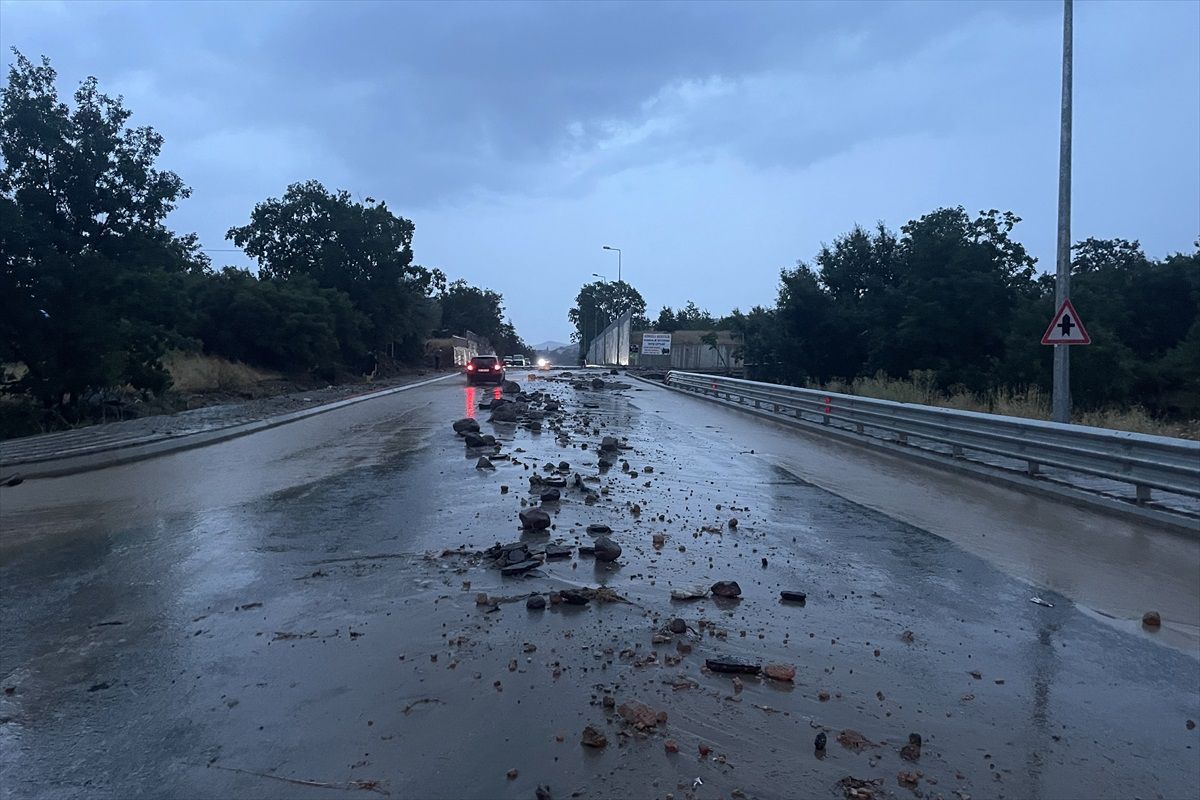 Kayseri\'de kuvvetli yağış nedeniyle oluşan selde mahsur kalan 2 kişi kurtarıldı