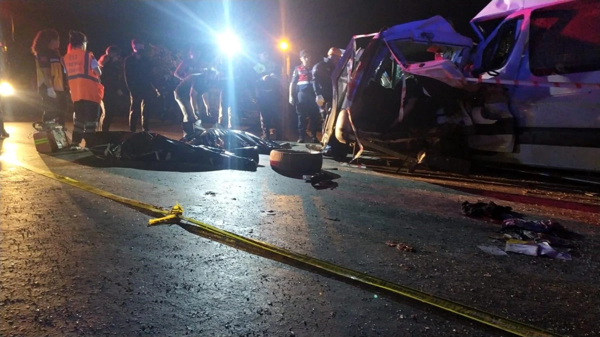 Denizli\'de otobüs, minibüs ve çok sayıda araç zincirleme kazaya karıştı: 3 ölü, 50 yaralı