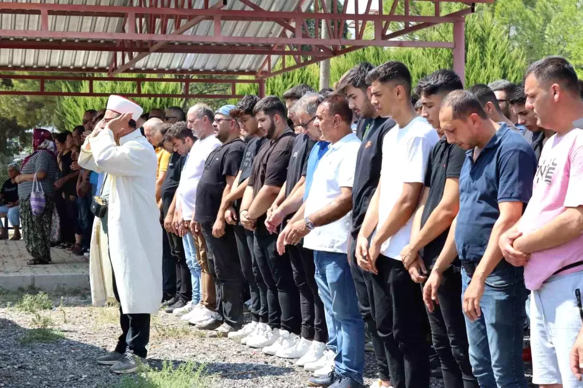 Denizli\'de düğüne giden otobüse kum yüklü tır çarptı: 5 ölü