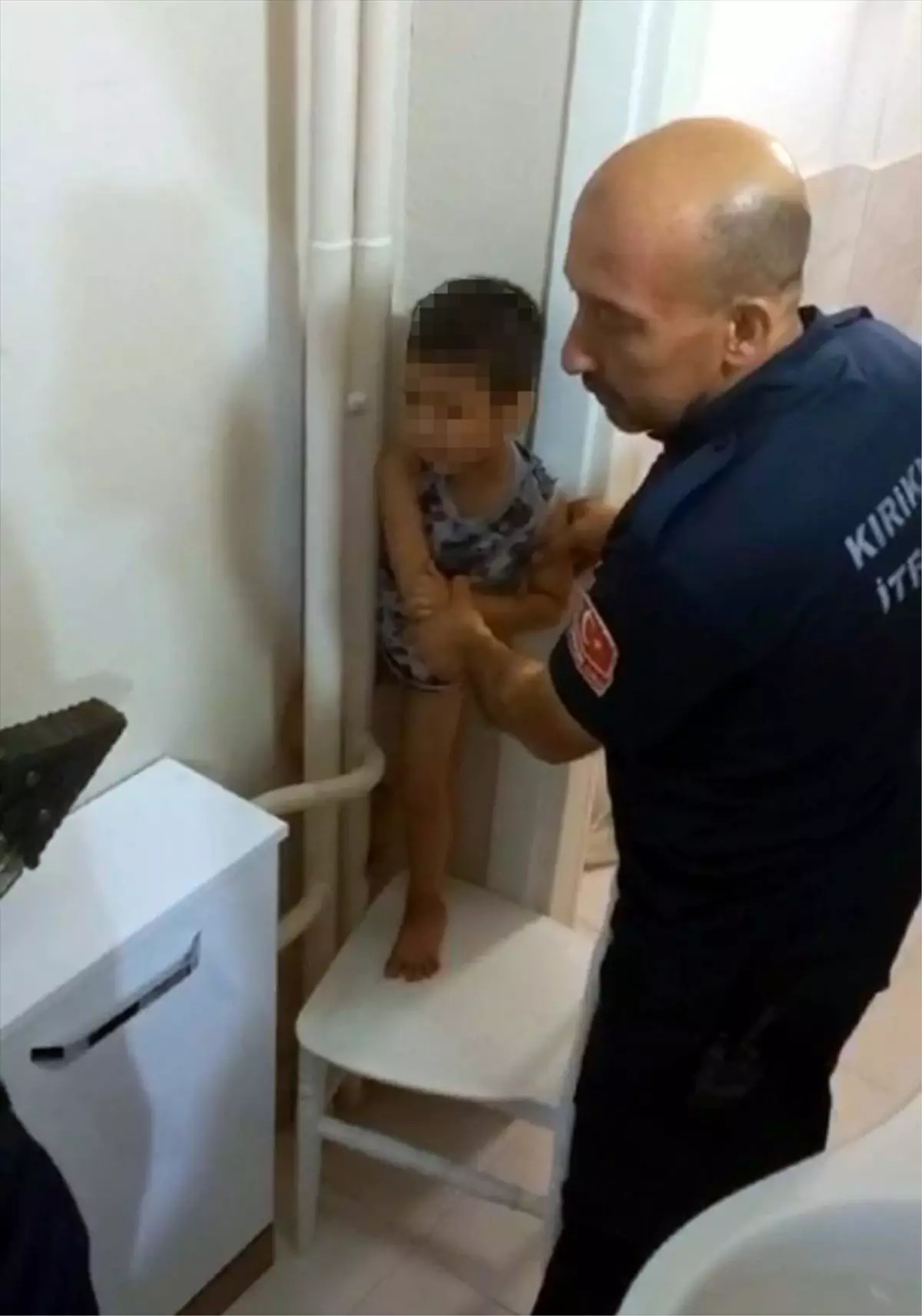 Kırıkkale\'de Sıkışan Çocuk İtfaiye Tarafından Kurtarıldı