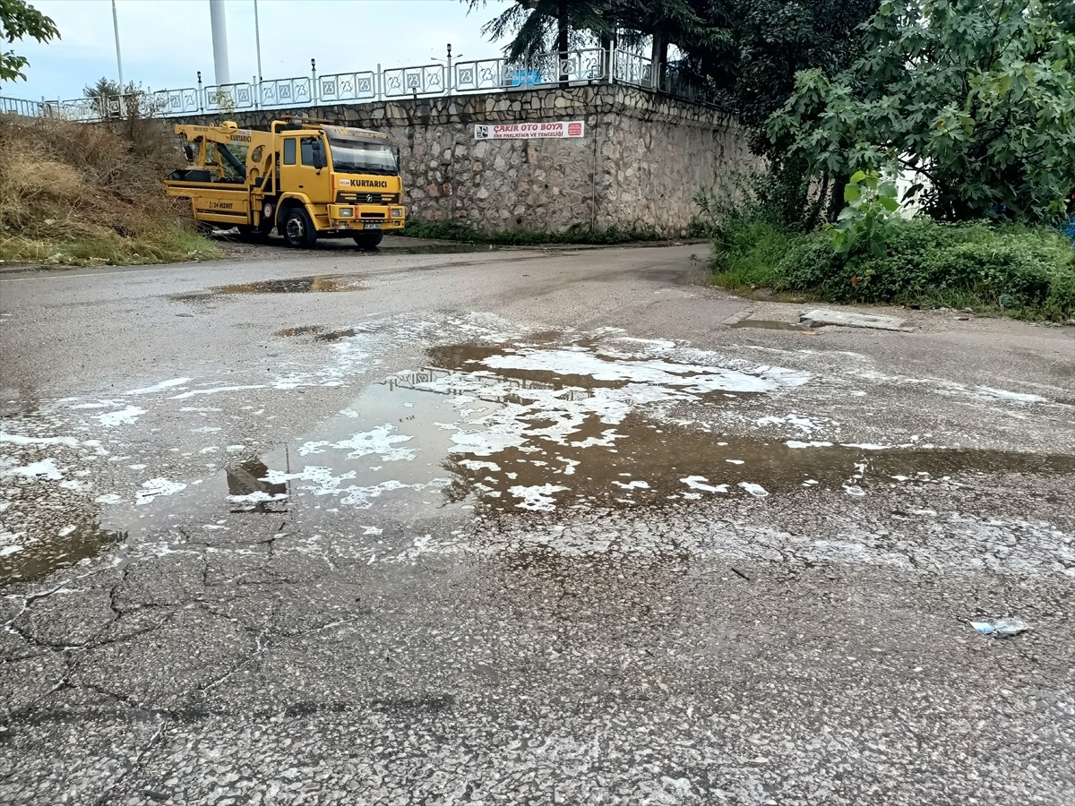İzmit\'te Sağanak Sonrası Cadde Köpükle Kaplandı