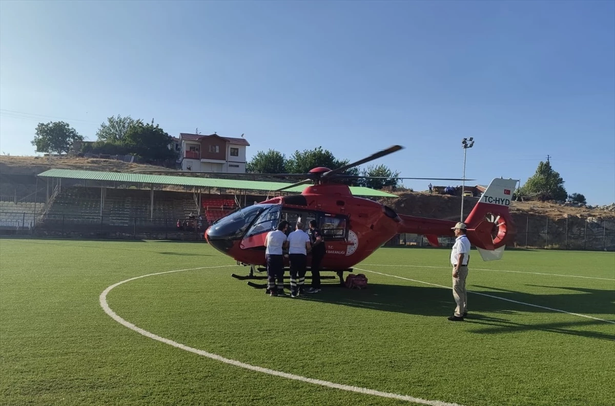 Malatya\'da Kalın Bağırsak Yırtılması Geçiren Hasta Ambulans Helikopterle Hastaneye Sevk Edildi