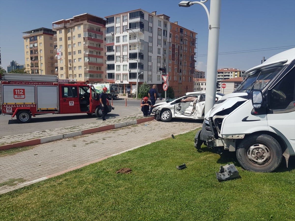 Malatya\'da minibüs ile otomobilin çarpışması sonucu 2 kişi yaralandı