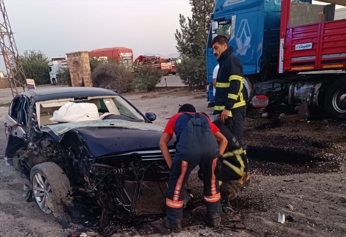 Mardin\'de tıra çarpan otomobildeki 4 kişi yaralandı