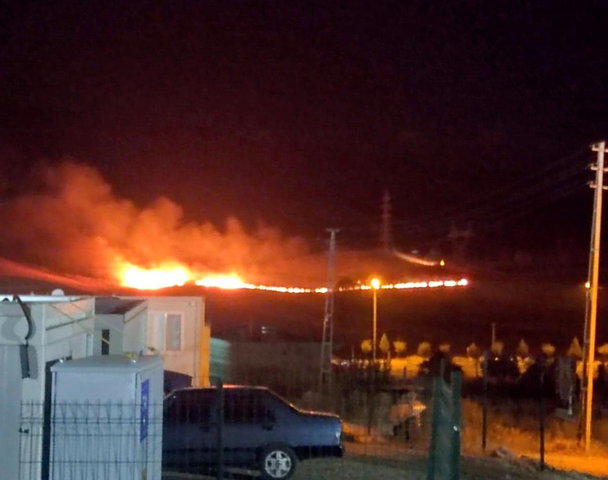 Adıyaman\'da mezarlık yanında çıkan yangın kontrol altına alındı