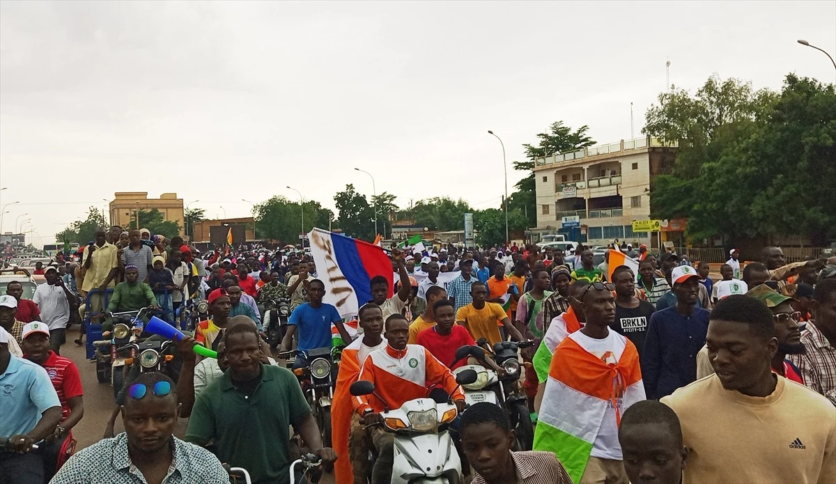 Nijer\'de Fransız askerlerinin gitmesi için gösteri yapıldı