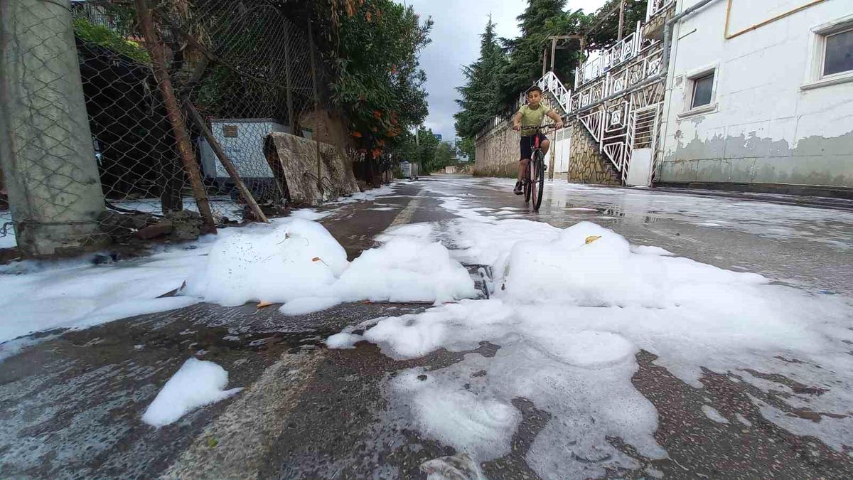Kocaeli\'de Sağanak Sonrası Cadde Köpükle Kaplandı