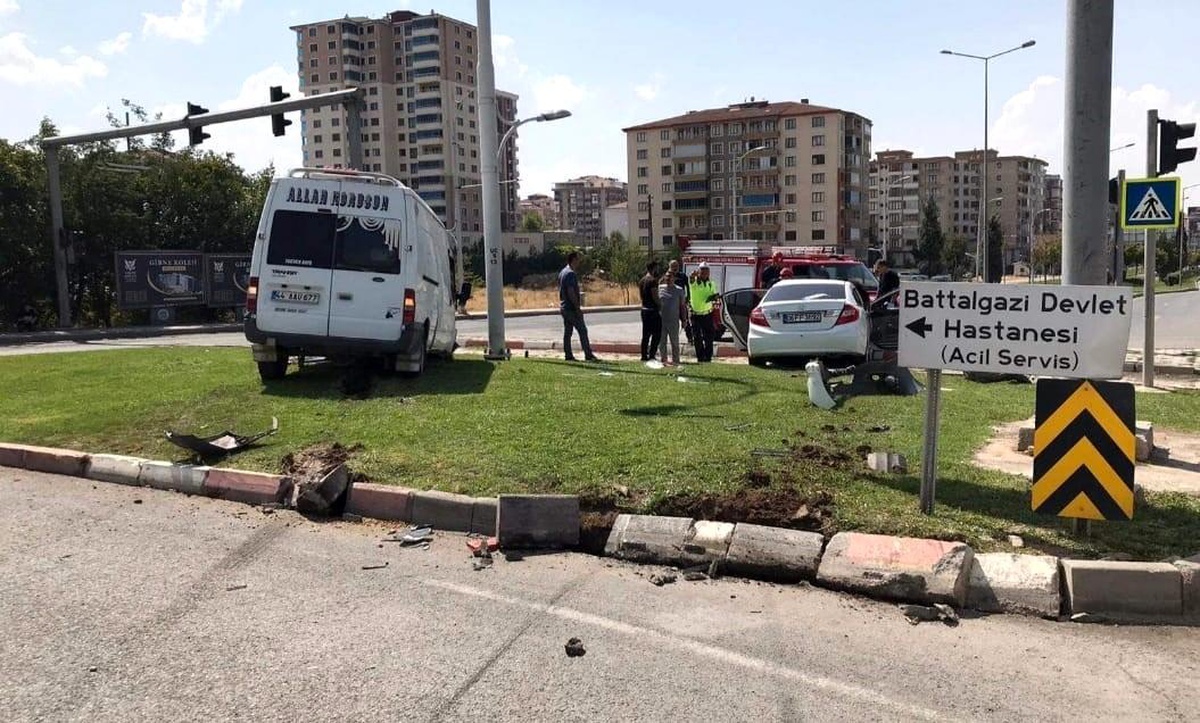 Malatya\'da trafik kazasında 2 kişi yaralandı