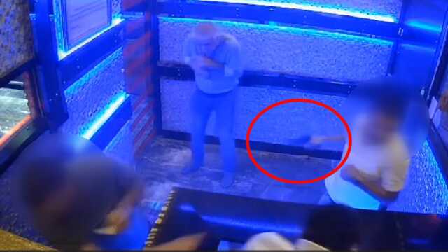 Polisin boş diye gösterdiği silah patladı, o anlar kameraya yansıdı Polisin boş diye gösterdiği silah patladı, o anlar kameraya yansıdı