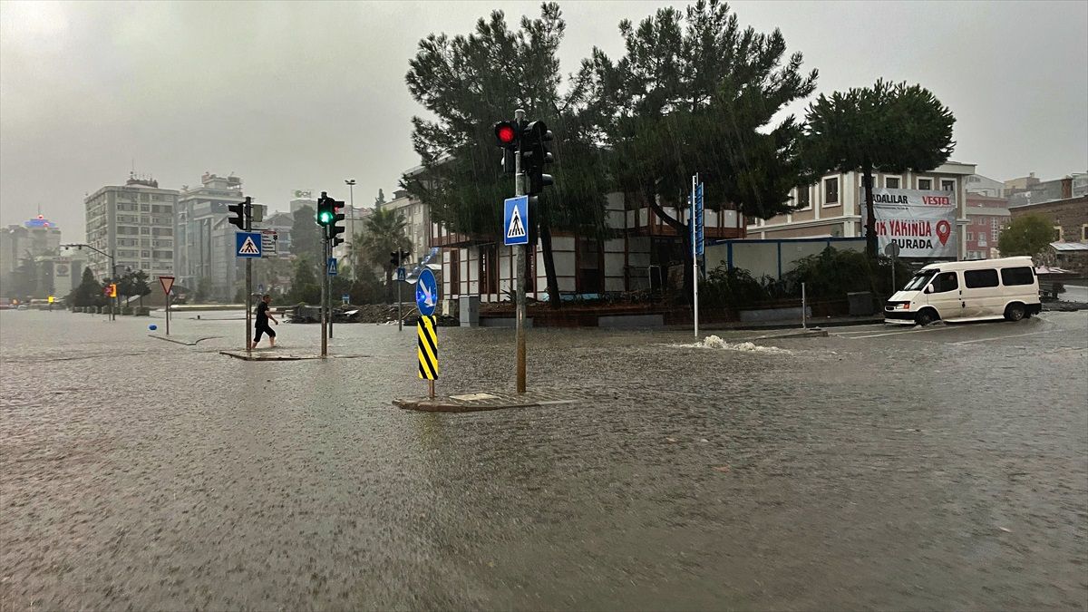 Samsun\'da şiddetli sağanak hayatı olumsuz etkiliyor