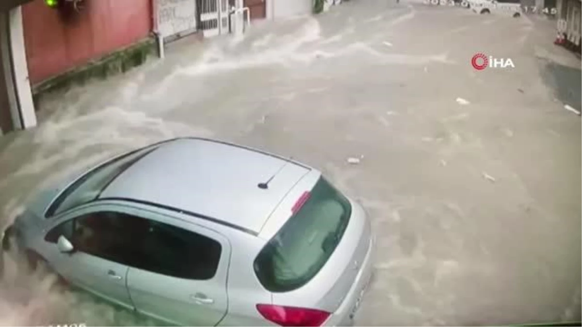 Samsun\'da sel afeti: Cadde yarıldı, araçlar yolun içinde mahsur kaldı