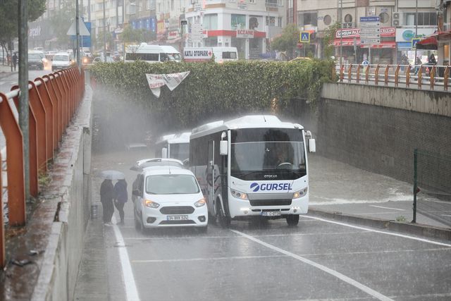 Samsun'da suyla dolan alt geçitte otomobilde mahsur kalan 4 kişi yüzerek kurtuldu Samsun'da suyla dolan alt geçitte otomobilde mahsur kalan 4 kişi yüzerek kurtuldu