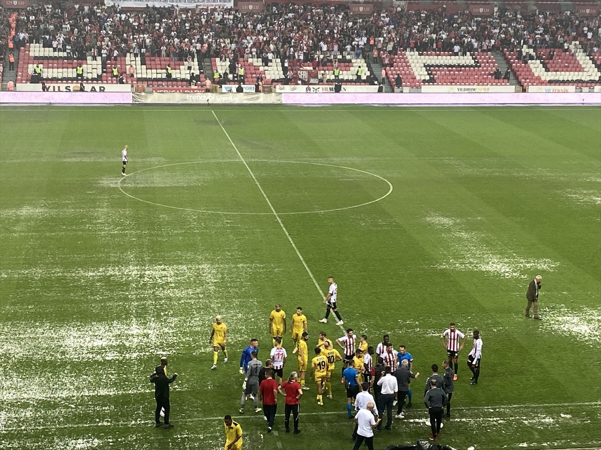 Trendyol Süper Lig maçı sağanak yağış nedeniyle durdu