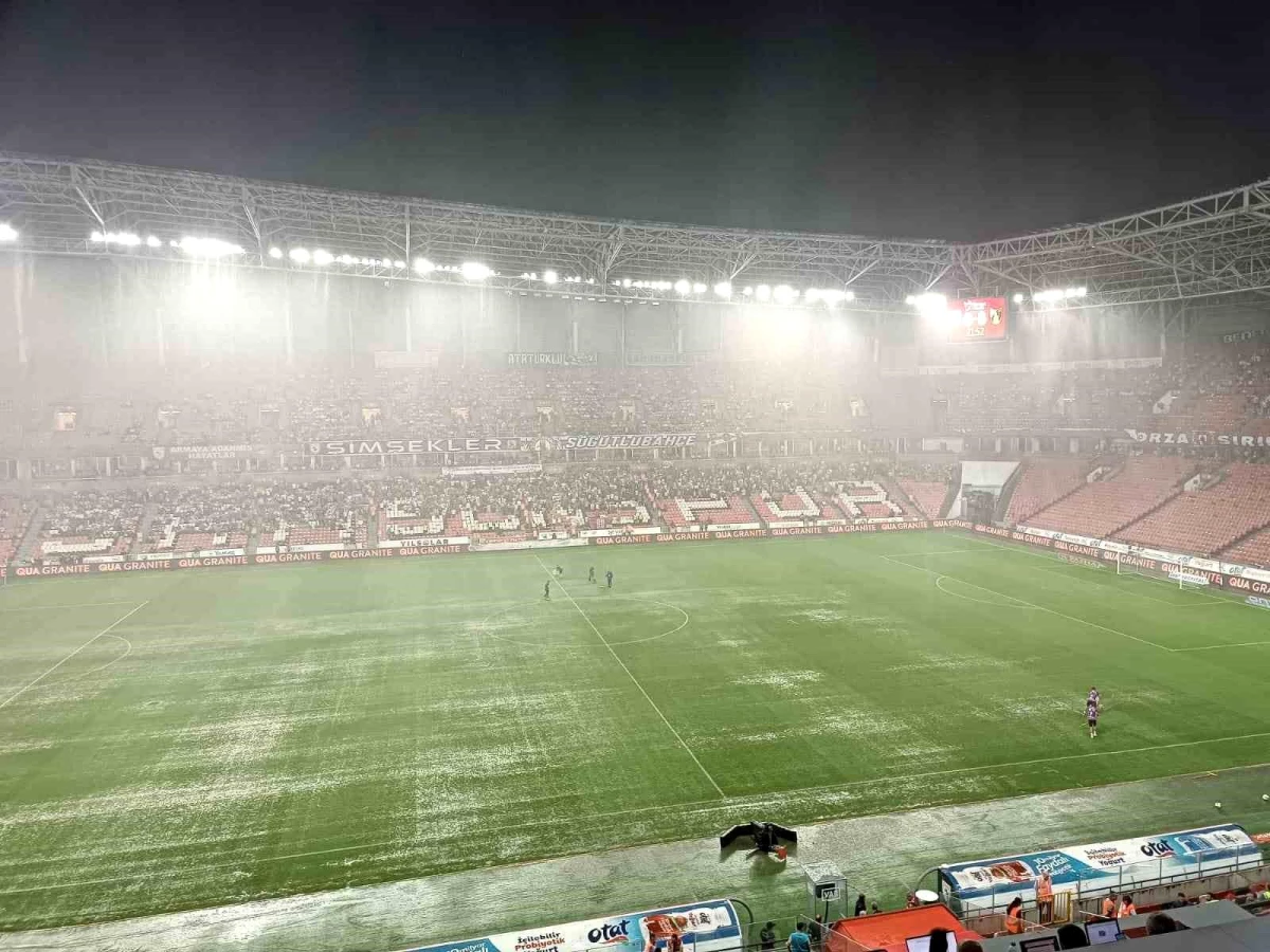Trendyol Süper Lig maçı yağış nedeniyle durdu