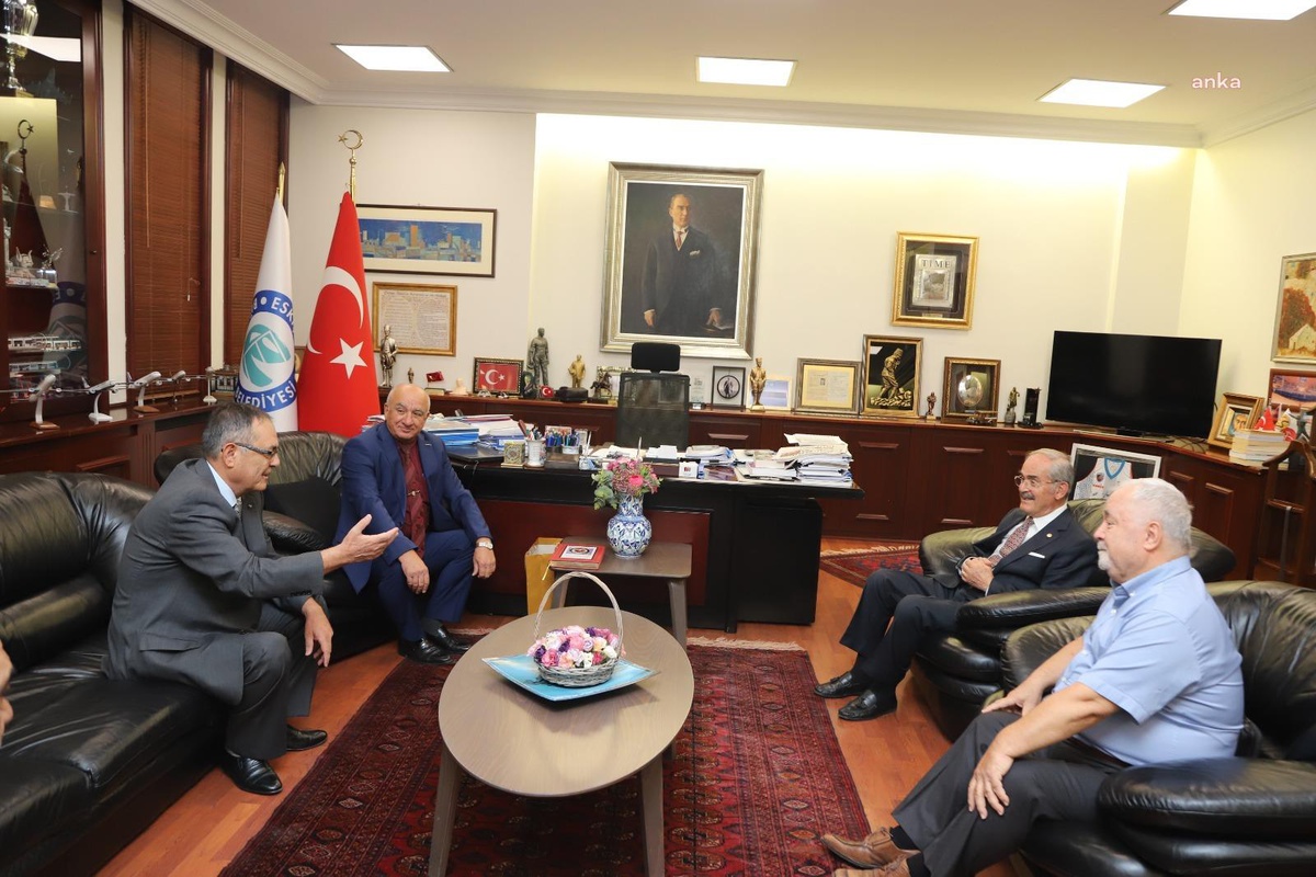 Sanat 76 Grubu Üyeleri Başkan Büyükerşen\'i Ziyaret Etti