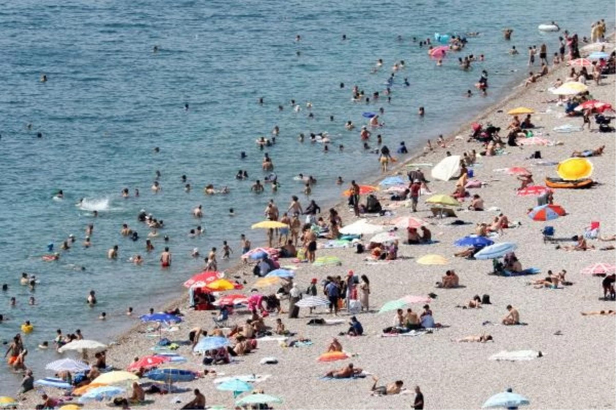 Antalya\'da Tatilciler Konyaaltı Sahili\'ne Akın Etti