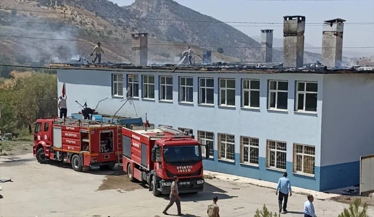 Siirt\'te okulun çatısında çıkan yangın söndürüldü