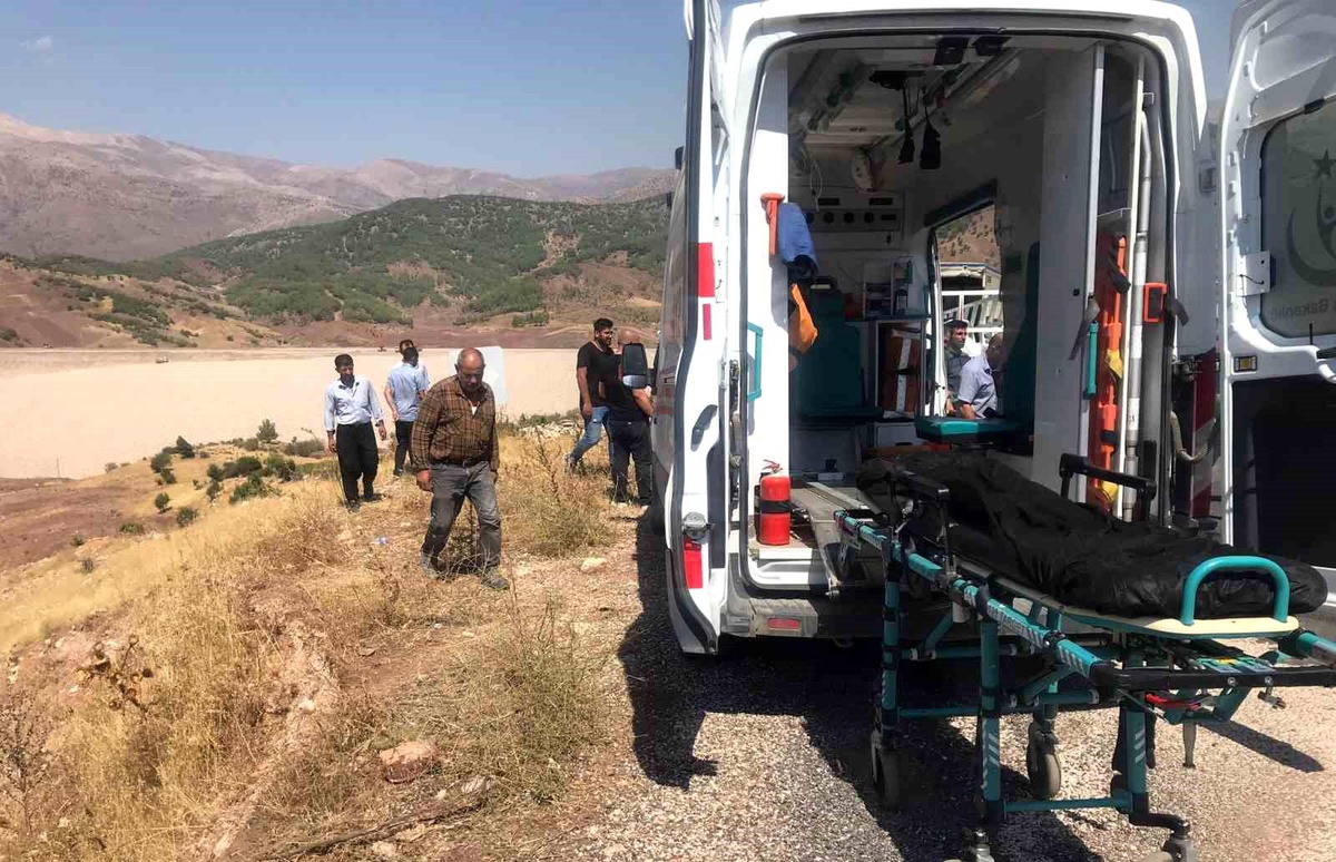 Adıyaman\'da hafif ticari araç uçuruma yuvarlandı, sürücü yaralandı