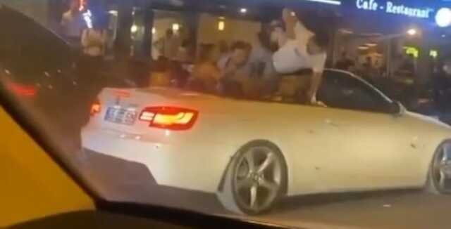 Yanlarındaki kadınlara laf attığı iddiasıyla lüks otomobildeki şahsı öldüresiye darp ettiler Yanlarındaki kadınlara laf attığı iddiasıyla lüks otomobildeki şahsı öldüresiye darp ettiler