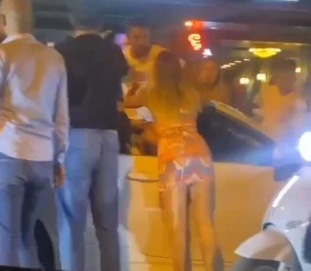 Yanlarındaki kadınlara laf attığı iddiasıyla lüks otomobildeki şahsı öldüresiye darp ettiler Yanlarındaki kadınlara laf attığı iddiasıyla lüks otomobildeki şahsı öldüresiye darp ettiler
