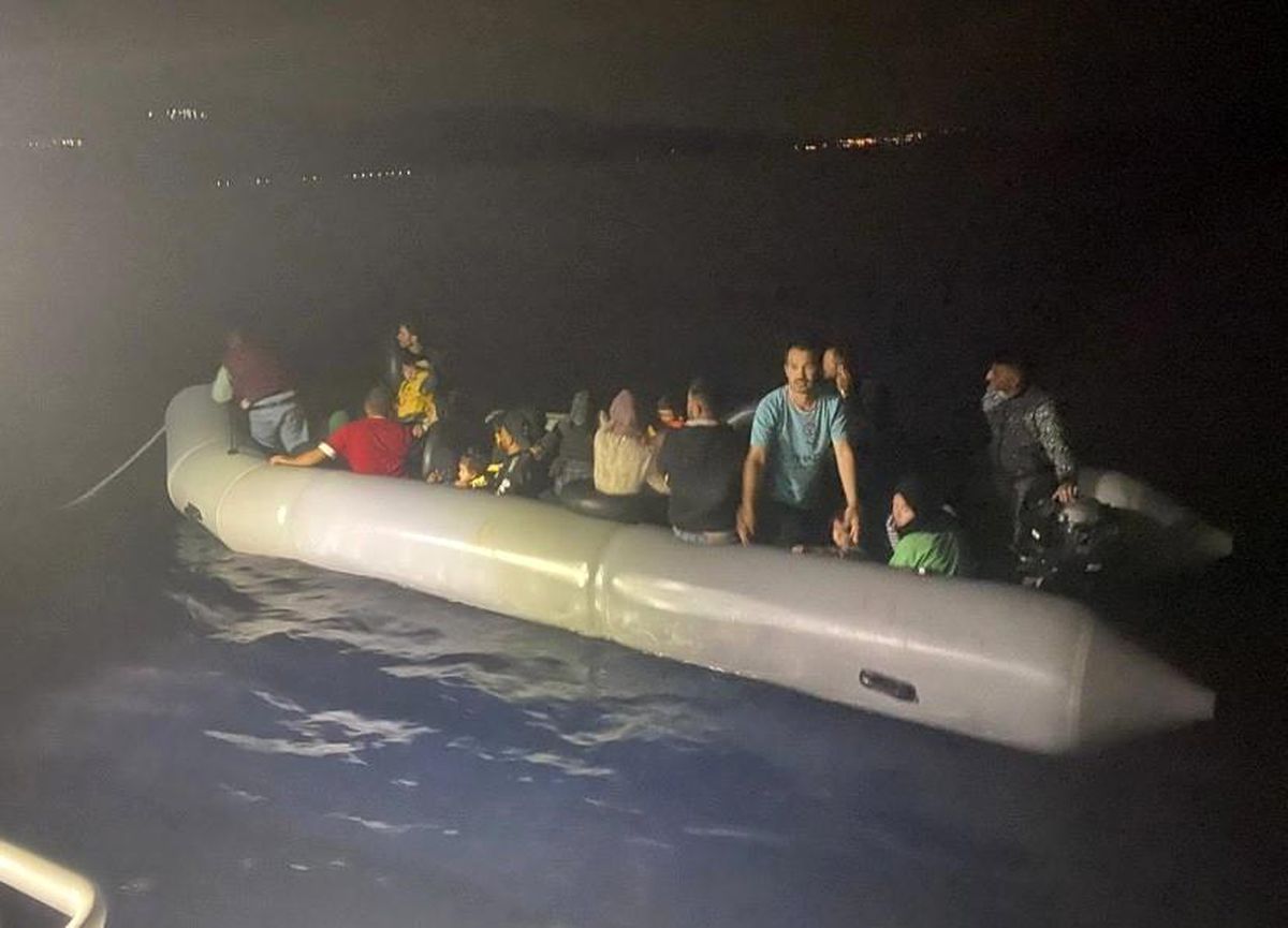 Yunan Sahil Güvenlik Ekipleri Tarafından Türk Karasularına Geri İtilen Kaçak Göçmenler Kurtarıldı