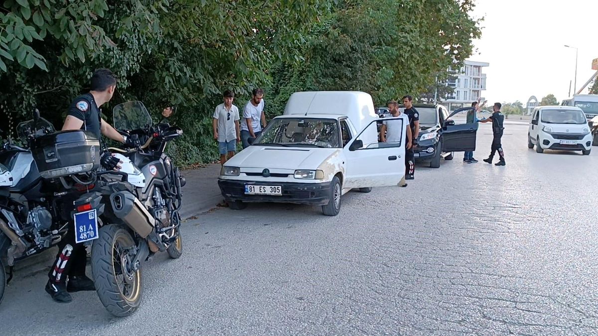 Düzce\'de Motosikletli Yunus Polisleri GBT Sorgusu Yaptı