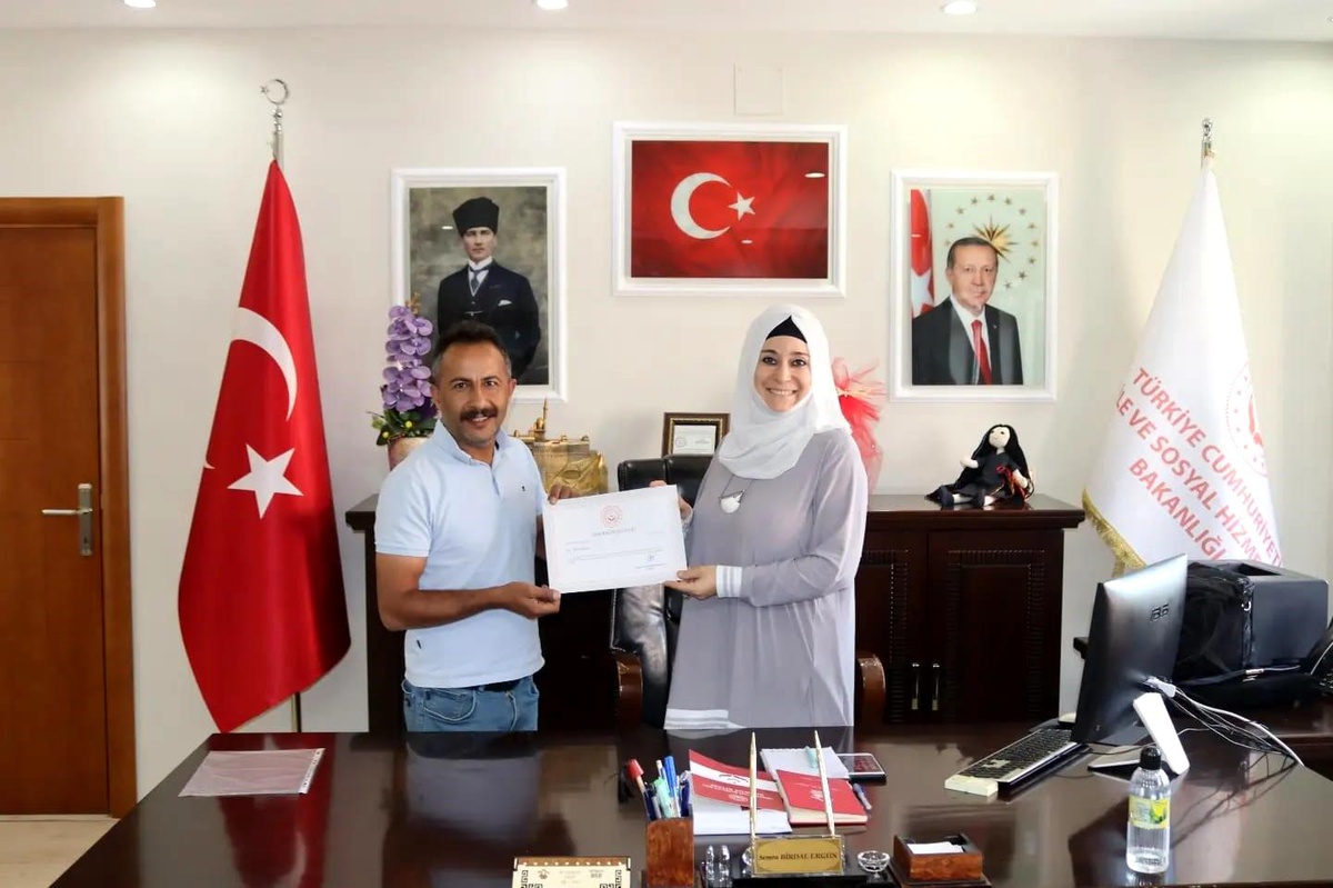 Ağrı Aile ve Sosyal Hizmetler İl Müdürü, deprem sonrası psiko-sosyal destek hizmeti veren personele teşekkür belgesi verdi