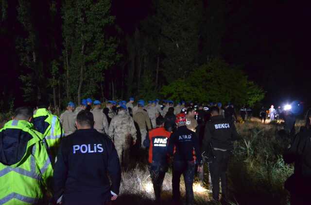 Aksaray'da sel sonucu yol yarıldı! 1 kişi hayatını kaybetti, kayıp bebek için 150 kişilik ekip seferber oldu Aksaray'da sel sonucu yol yarıldı! 1 kişi hayatını kaybetti, kayıp bebek için 150 kişilik ekip seferber oldu