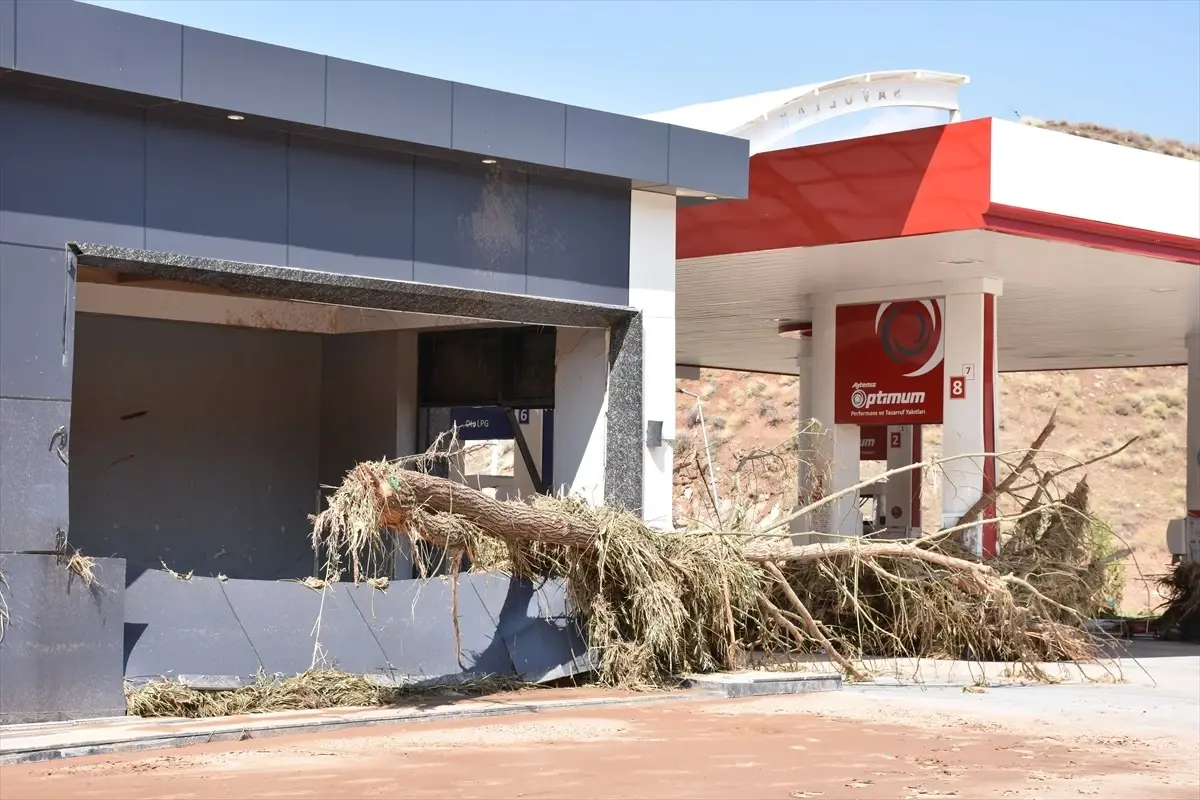 Aksaray'da yaşanan sel felaketinde akaryakıt istasyonunda çalışan işçi suyun yükselişini anlattı