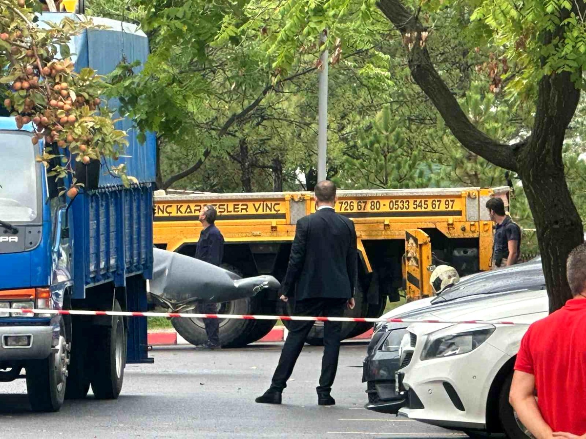 Ankara\'da Hava Kuvvetleri Komutanlığına ait F-4 savaş uçağı parçası otoparka düştü