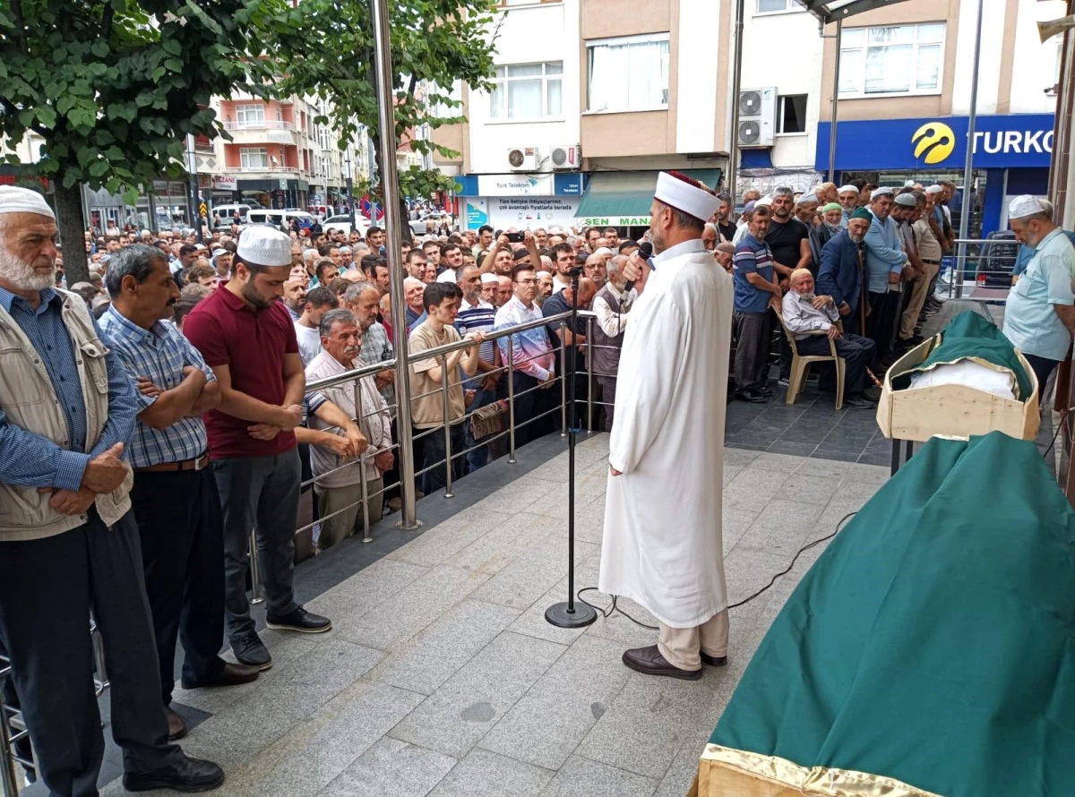 Ankara\'da trafik kazasında hayatını kaybeden iki arkadaş Trabzon\'da toprağa verildi