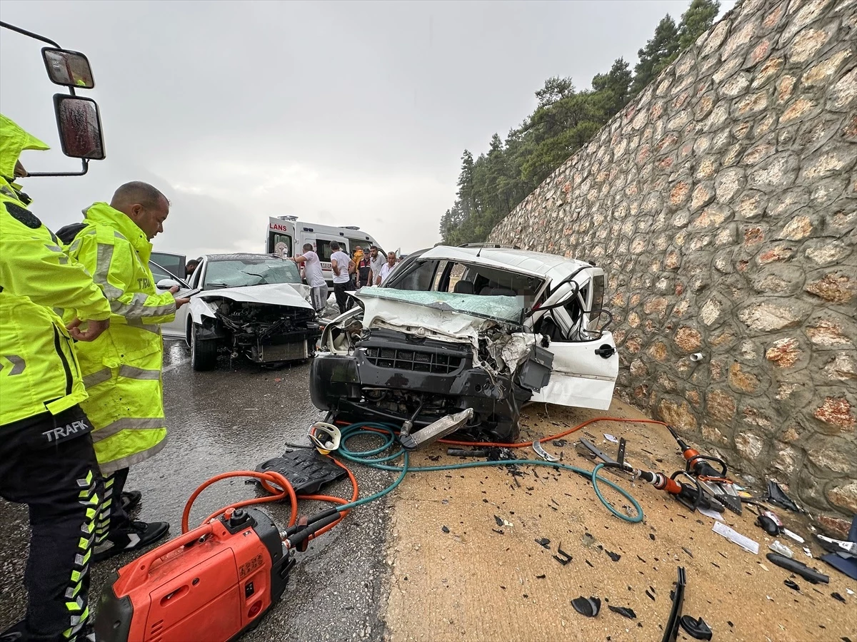 Akseki\'de trafik kazası: 1 ölü, 6 yaralı