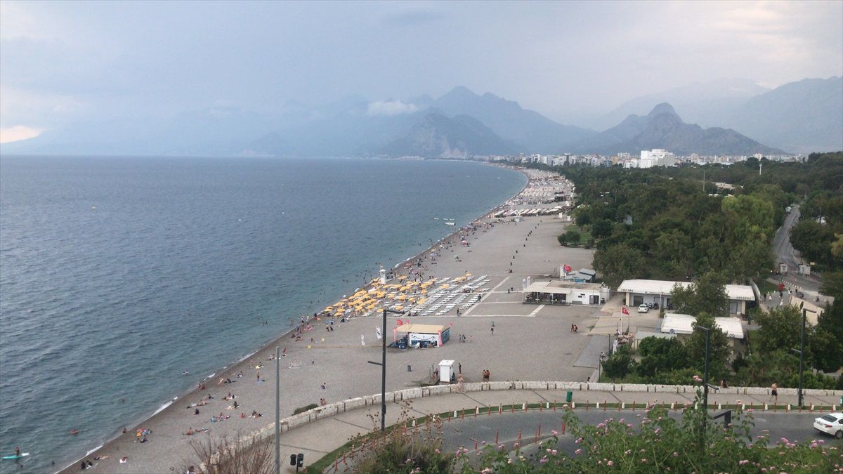 Antalya\'da Nem Oranı Yüksek Olsa da Sahillerde Hareketlilik Devam Ediyor