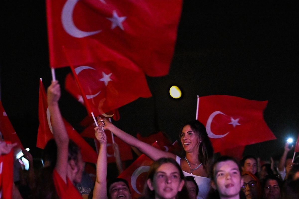 Antalya\'da Vatandaşlar A Milli Kadın Voleybol Takımı\'nın Avrupa Şampiyonluğunu Kutladı