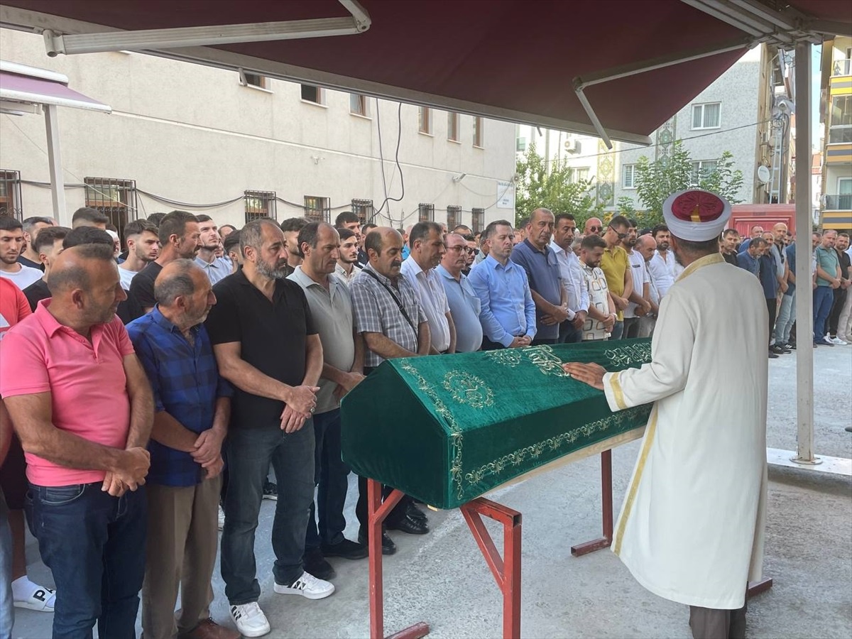 Avcılar\'da çıkan yangında hayatını kaybeden kişinin cenazesi İstanbul\'da defnedildi