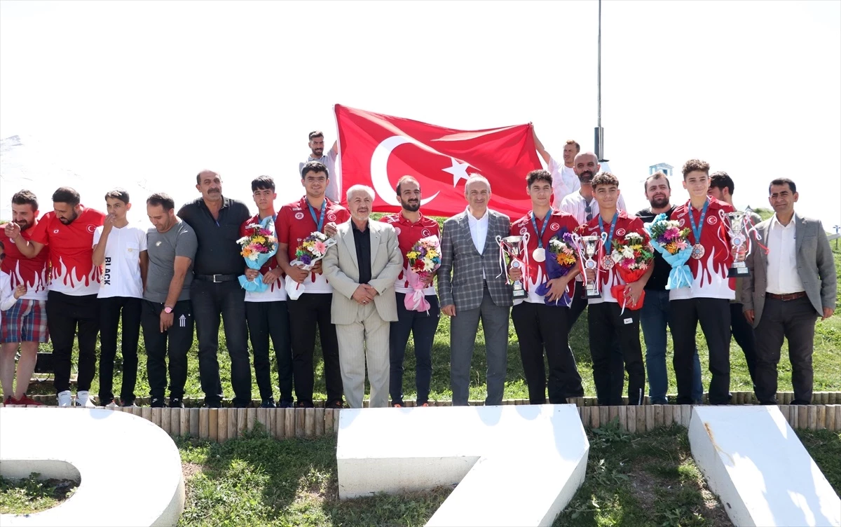WAKO Avrupa Gençler, Yıldızlar, Minikler Kick Boks Şampiyonası\'ndan Milli Takım Sporcuları Erzurum\'da Karşılandı