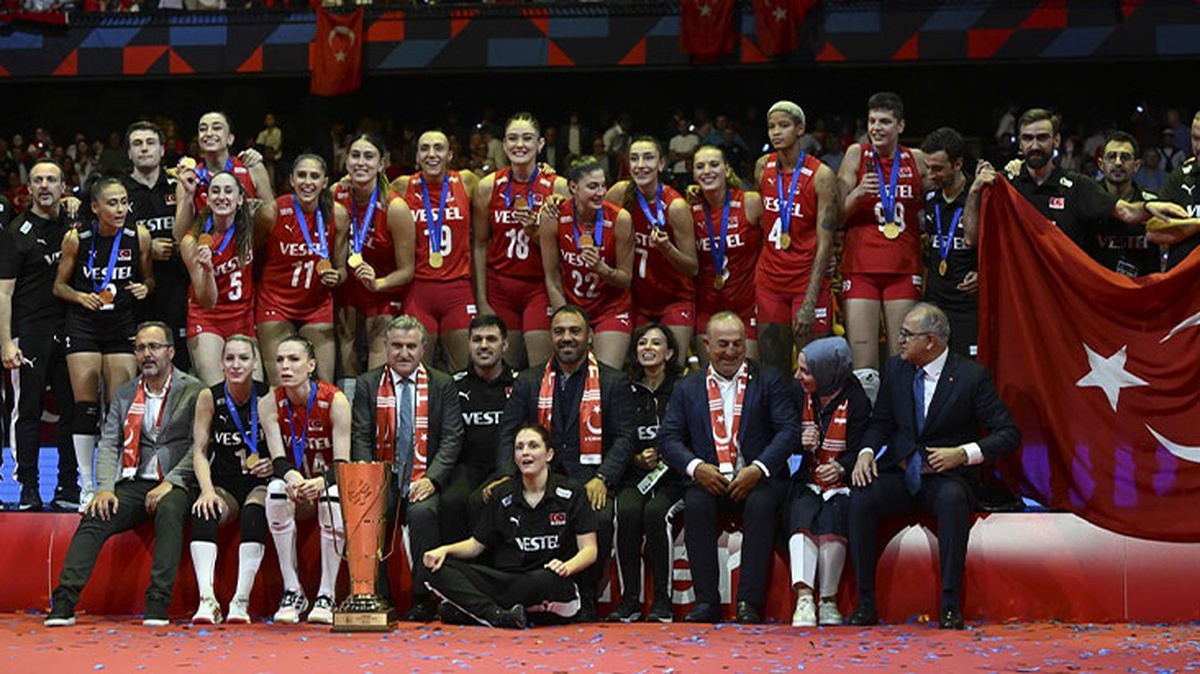 Avrupa şampiyonu A Milli Kadın Voleybol Takımı\'na İstanbul uçağının pilotundan sürpriz anons