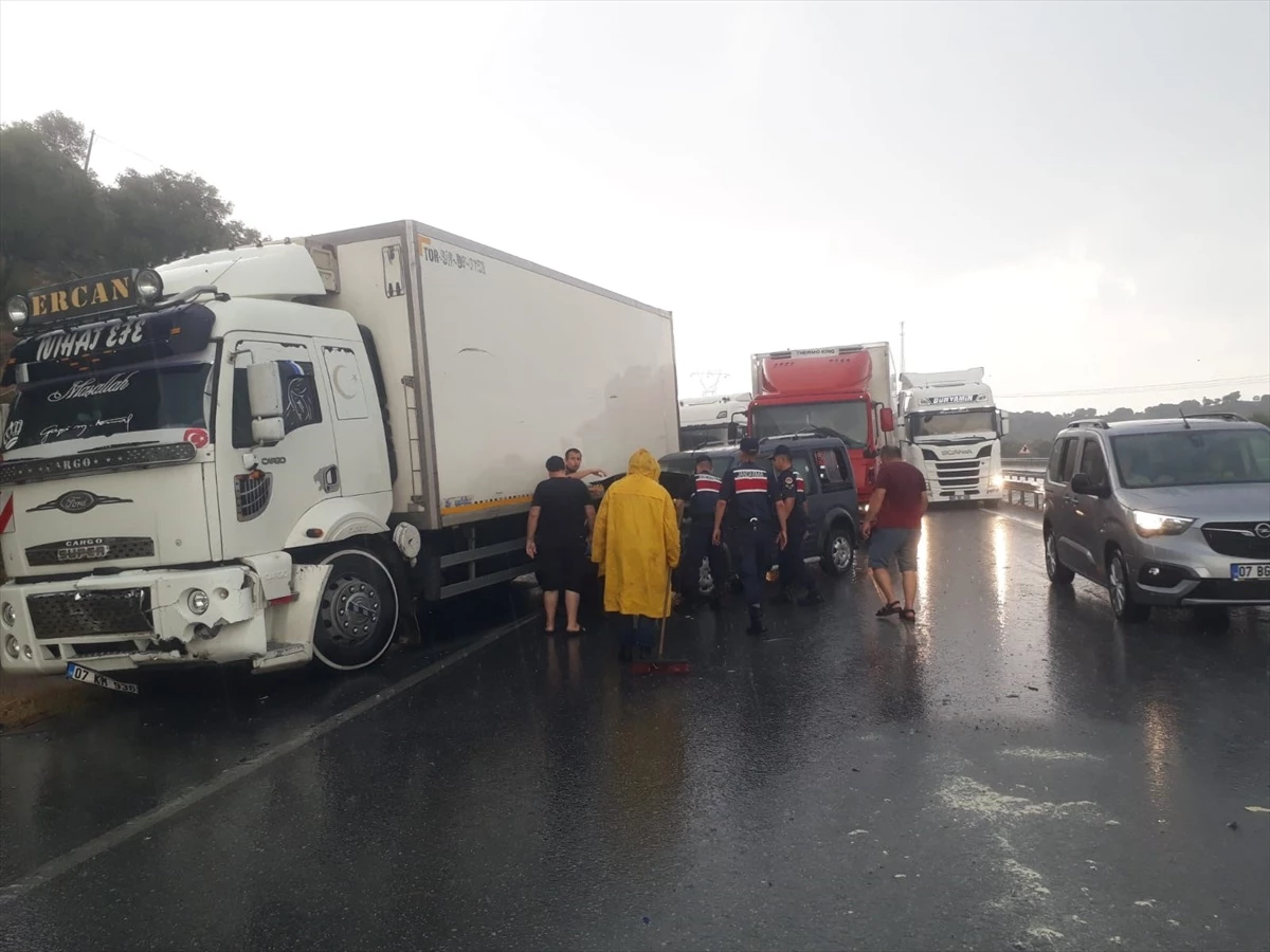 Aydın\'da yağış nedeniyle trafik kazası: 8 yaralı
