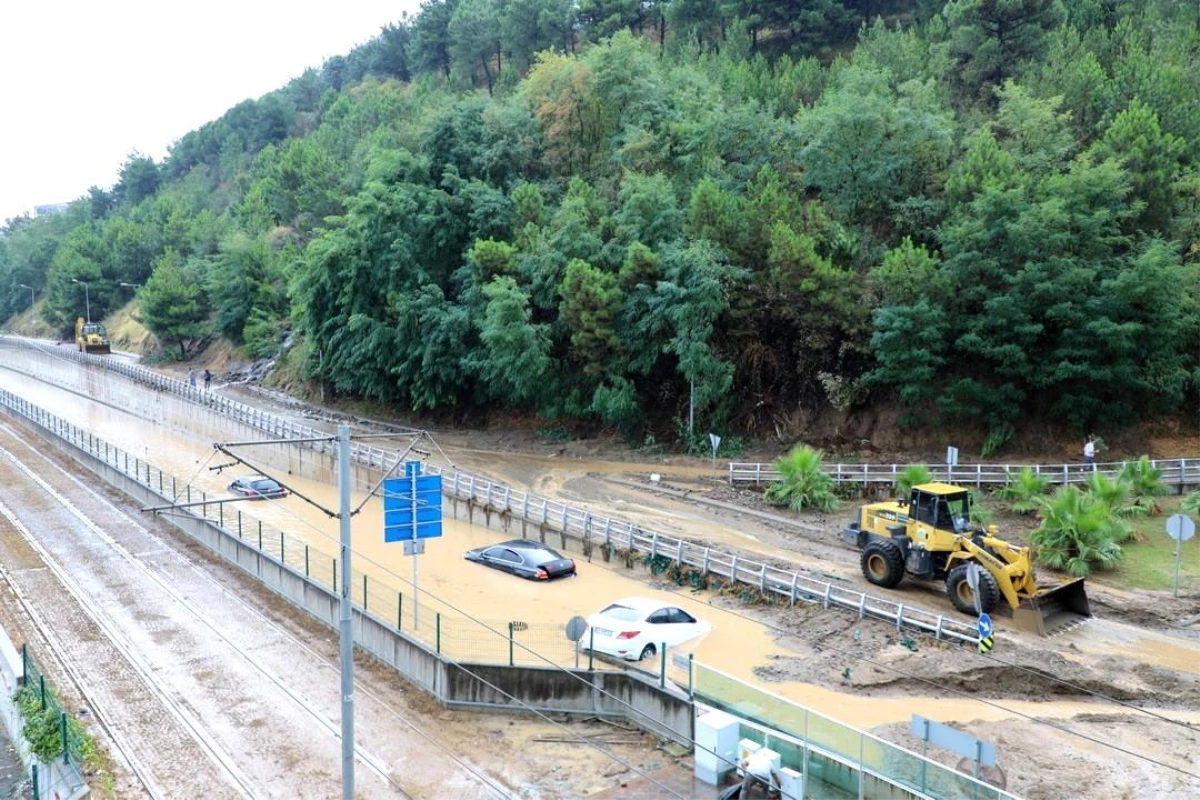 Samsun\'da Sel Felaketi: İlkadım Belediyesi Mağduriyeti Gidermek İçin Sahada