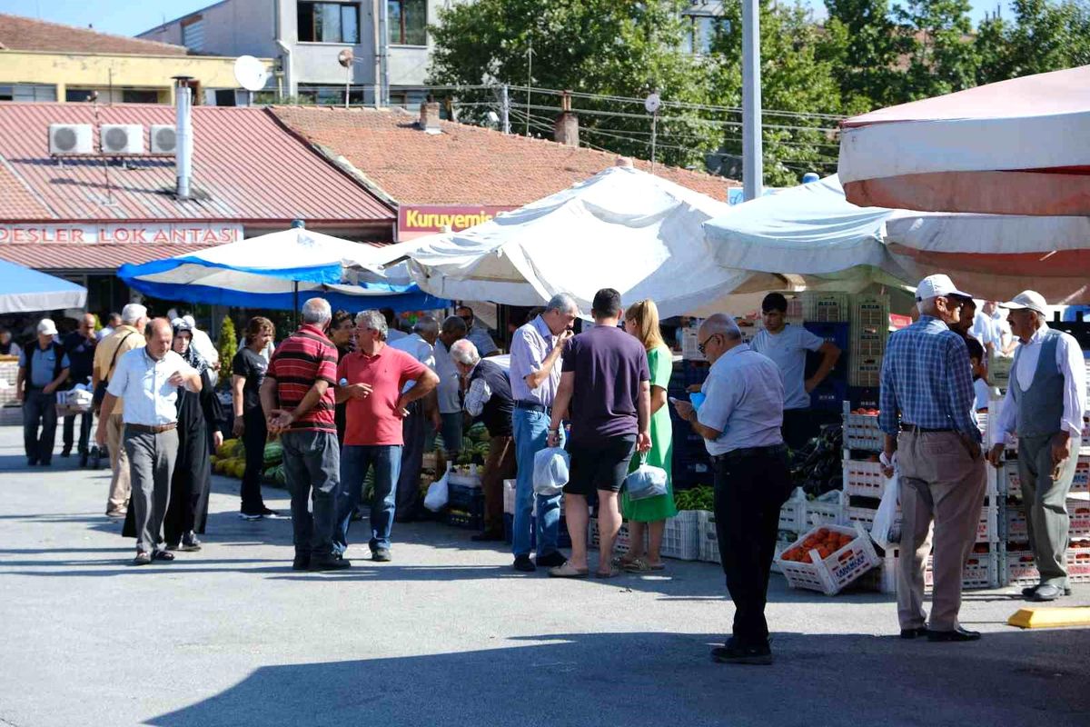 Erzincan\'da hareketli semt pazarı
