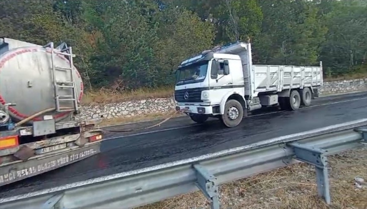 Bursa\'da rampadan inen tır istinat duvarına çarptı